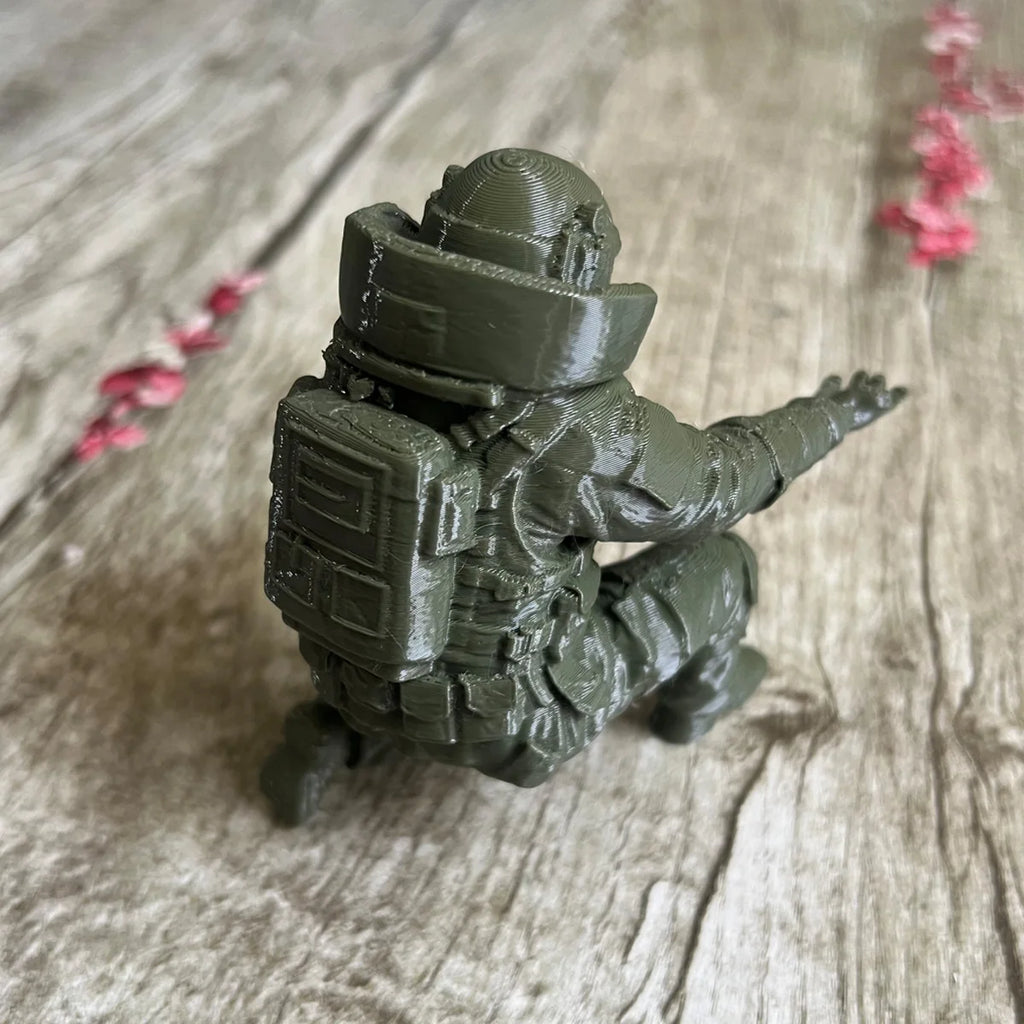 Porte-Stylo Soldat Combinaison Nucléaire 3D – Déco Bureau Originale, 2 Modèles