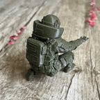 Porte-Stylo Soldat Combinaison Nucléaire 3D – Déco Bureau Originale, 2 Modèles