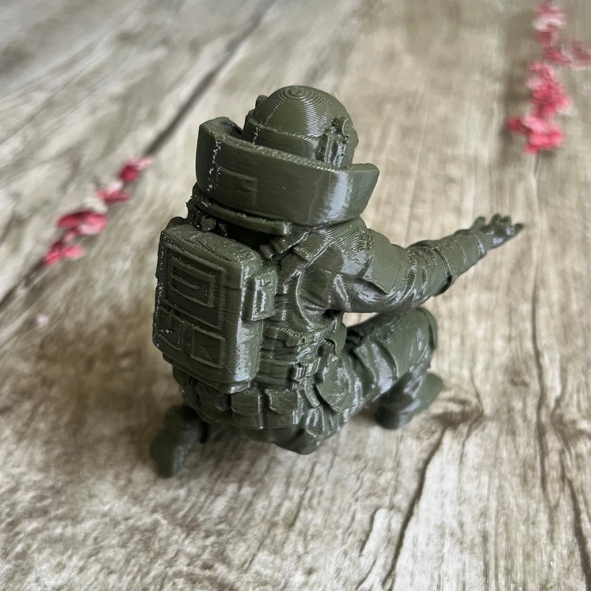 Porte-Stylo Soldat Combinaison Nucléaire 3D – Déco Bureau Originale, 2 Modèles
