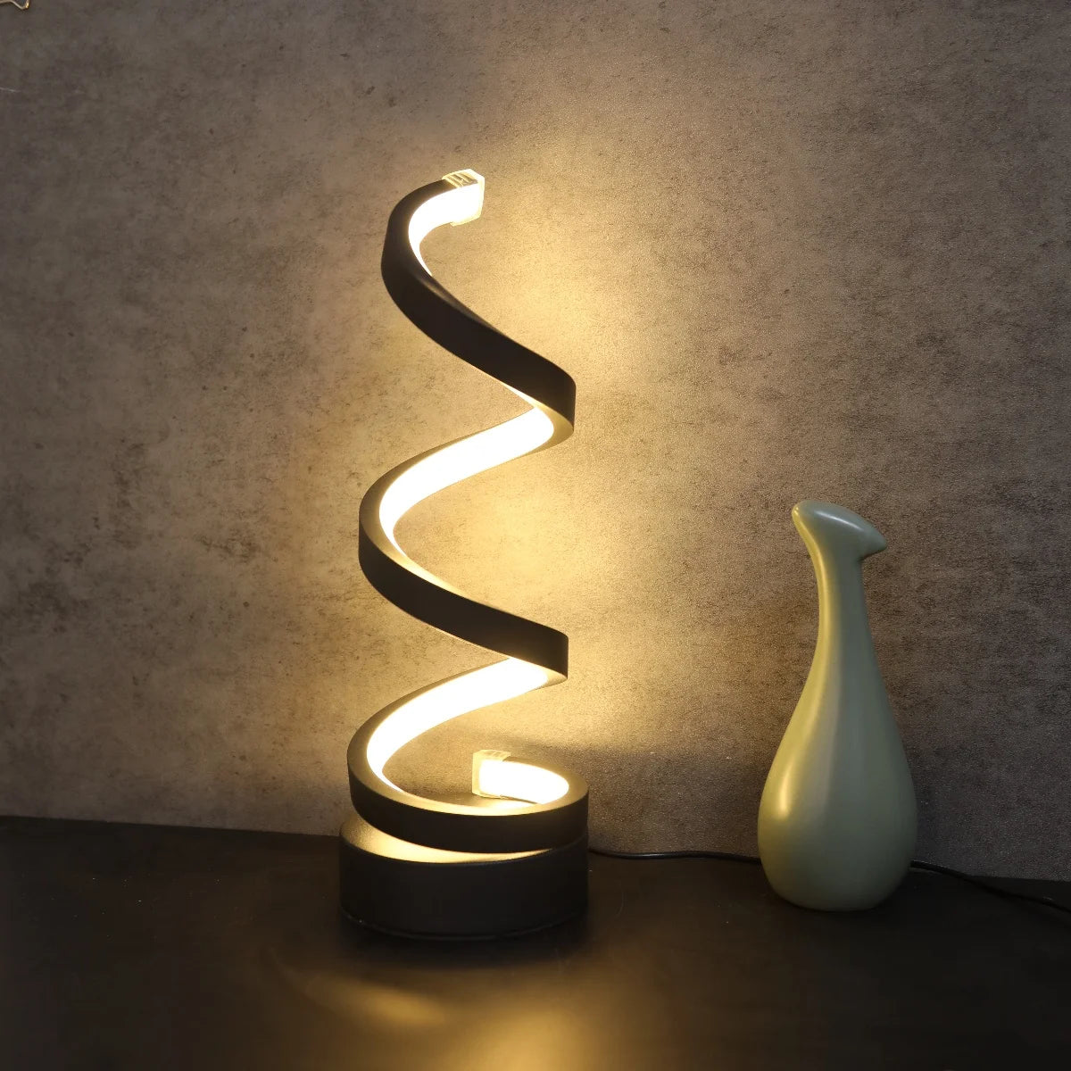 Lampe de Bureau Design Spirale – Lumière Chaude, Alimentation USB, Déco Moderne