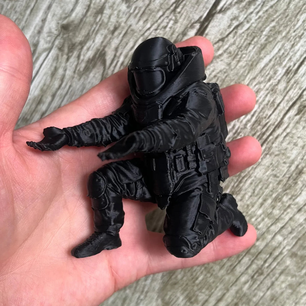 Porte-Stylo Soldat Combinaison Nucléaire 3D – Déco Bureau Originale, 2 Modèles