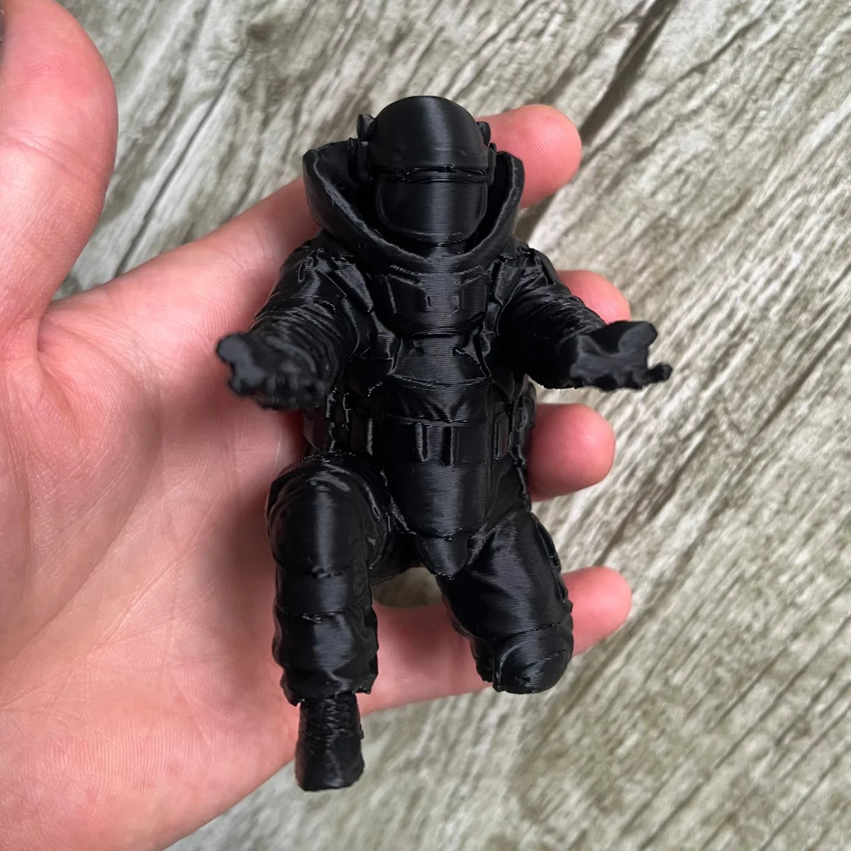 Porte-Stylo Soldat Combinaison Nucléaire 3D – Déco Bureau Originale, 2 Modèles